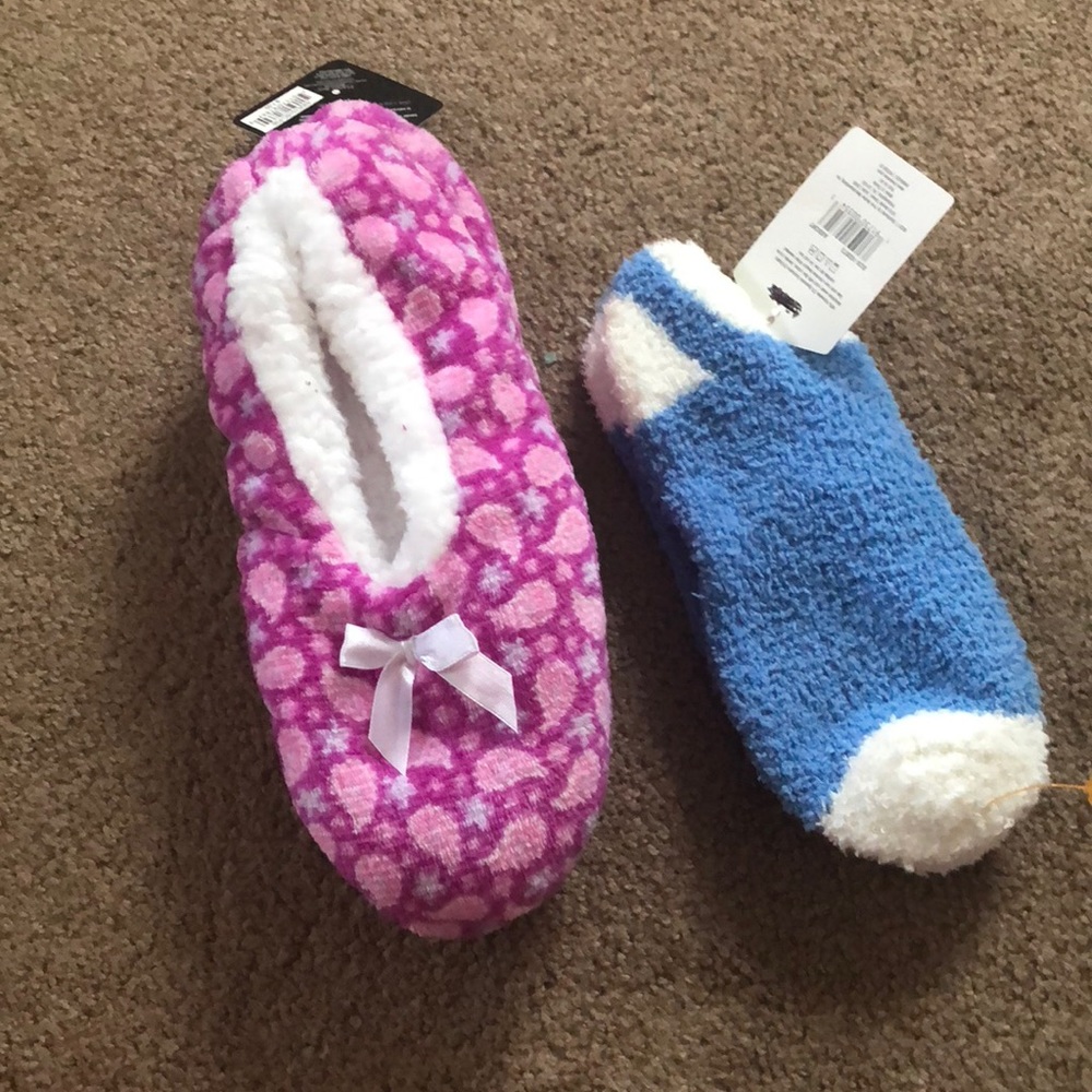 ⭐️2 Pairs of Fuzzy Socks⭐️